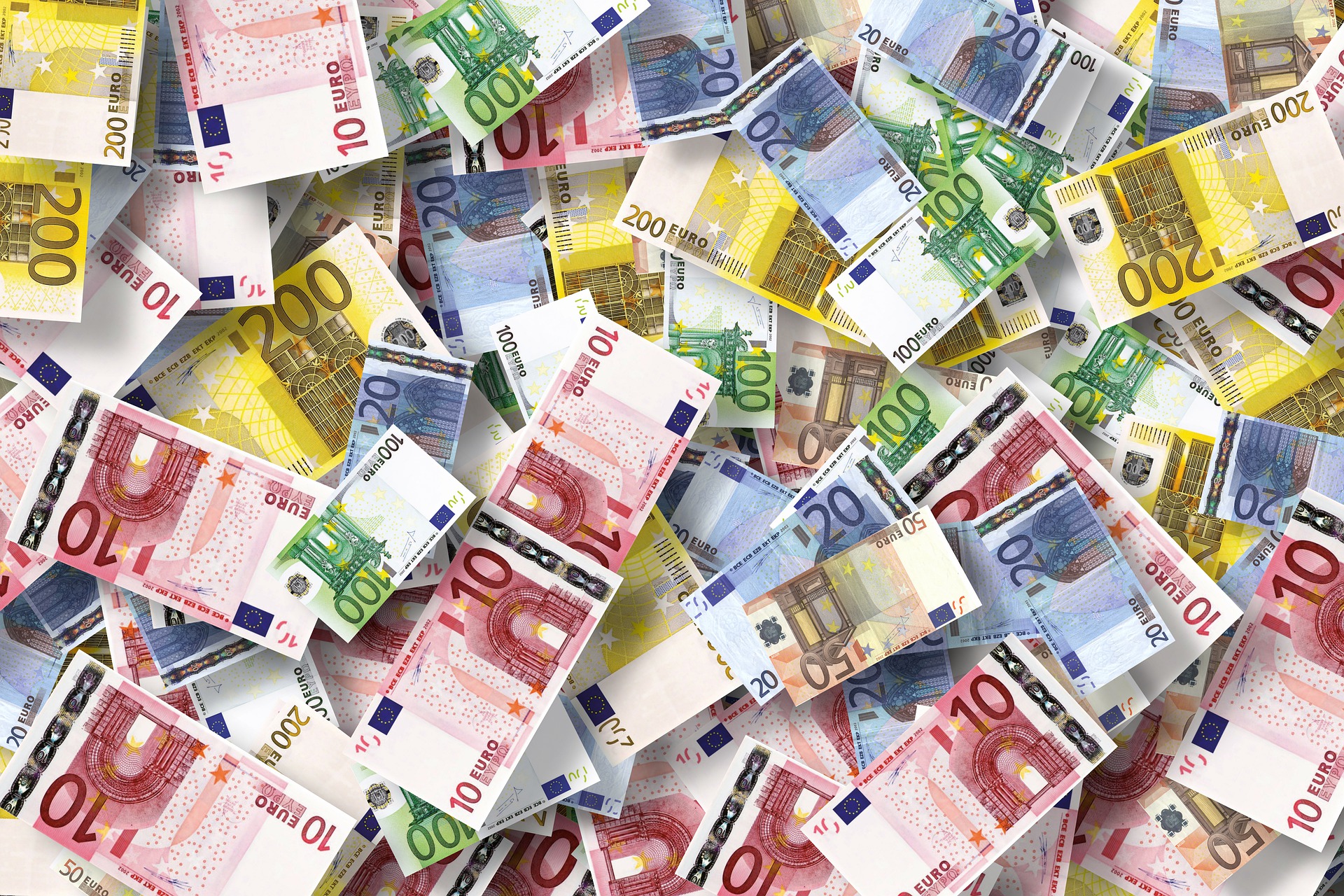 Paljon erikokoisia euroseteleitä