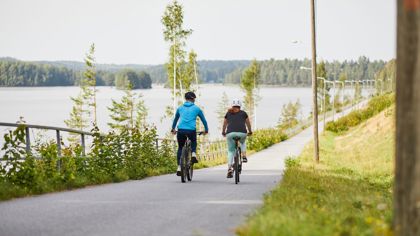 Kaksi pyöräilijää Törönlahden pyörätiellä