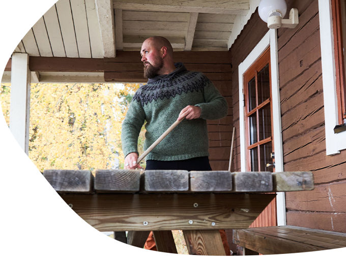 Lakaisemassa mökin terassia
