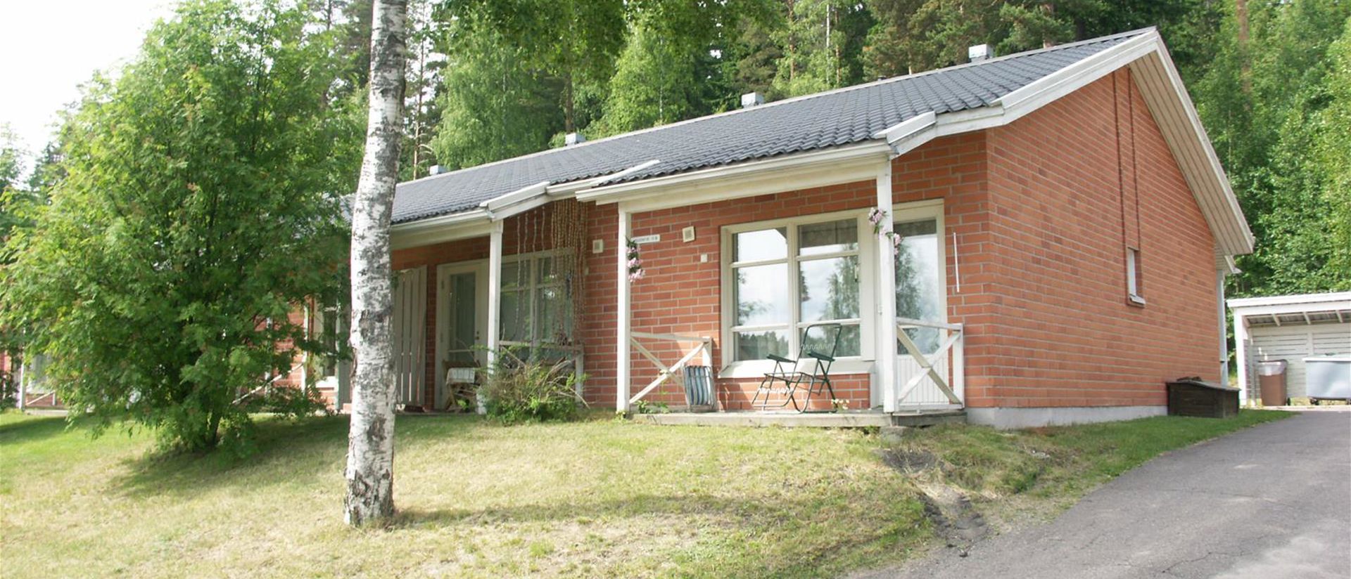 Nällisuontie, rivitalo, julkisivu