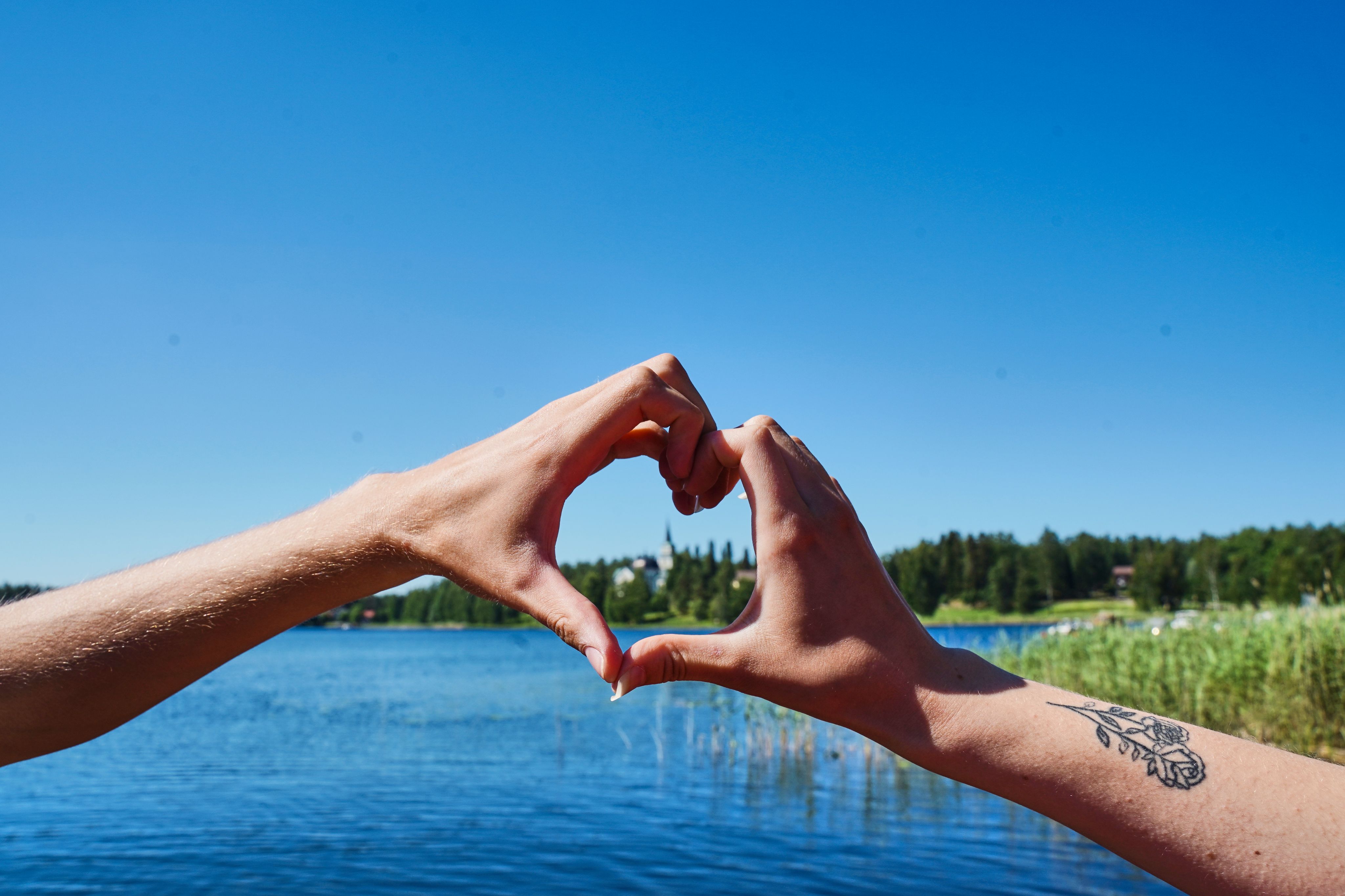 Käsistä muodostettu sydän