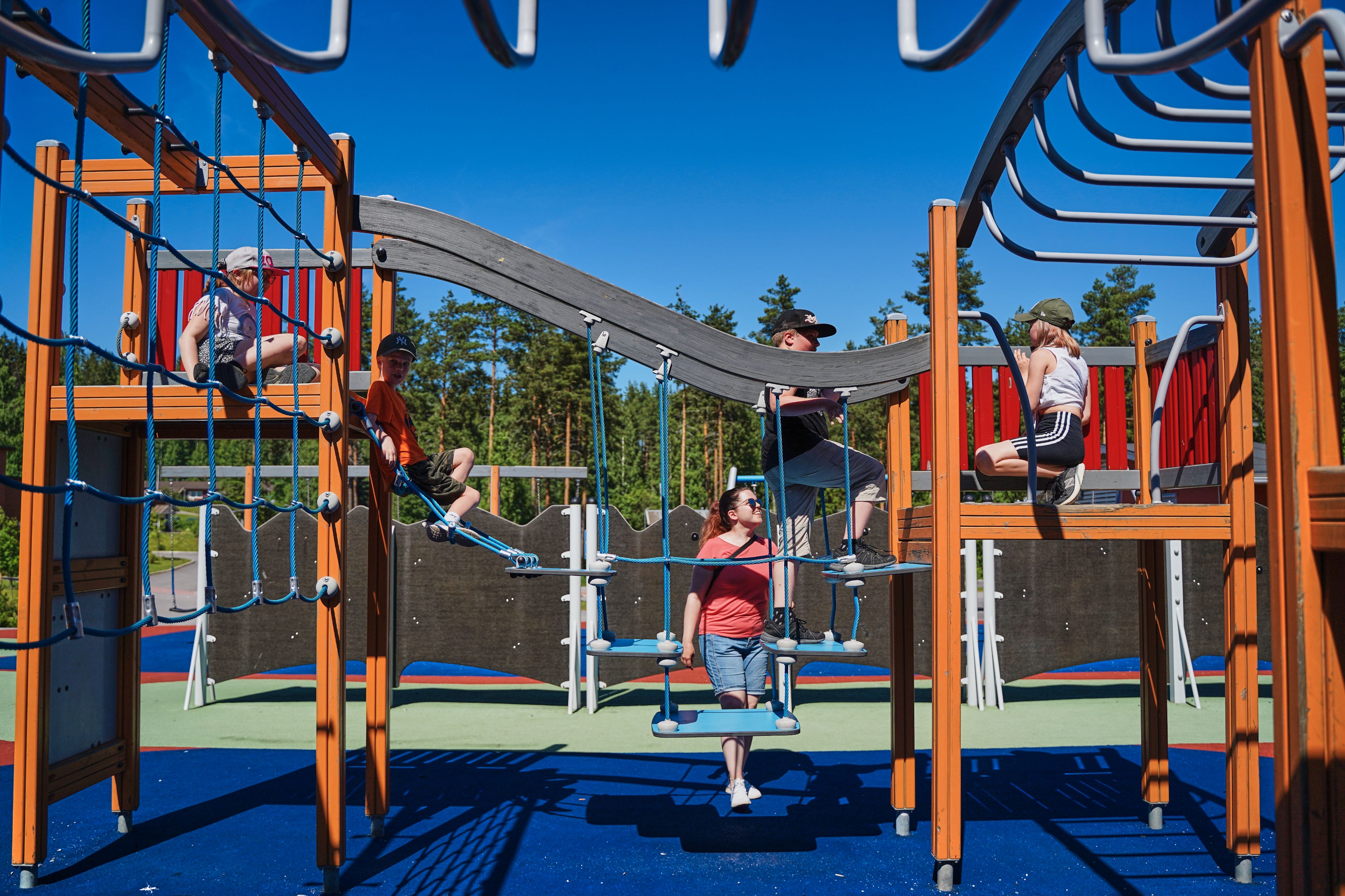 Lapsia leikkitelineillä