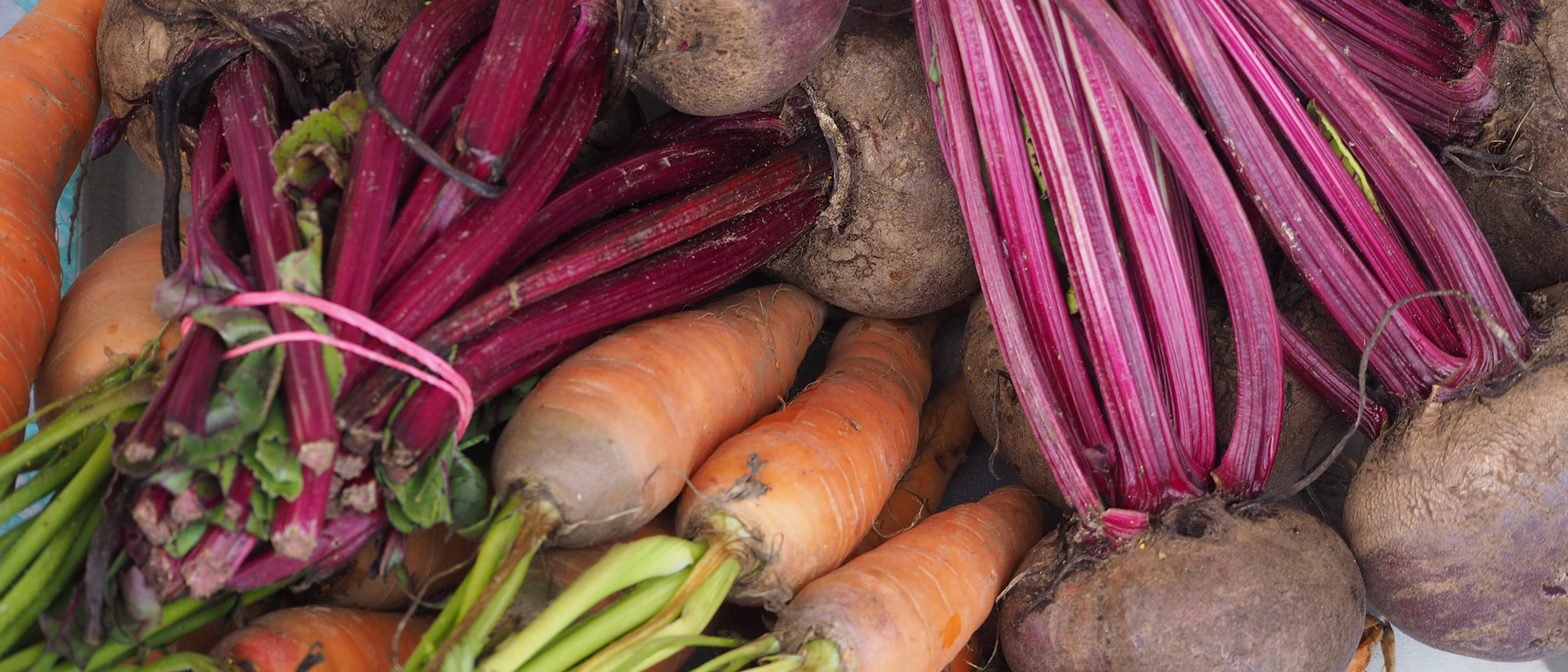 Tuoreita juureksia torilla