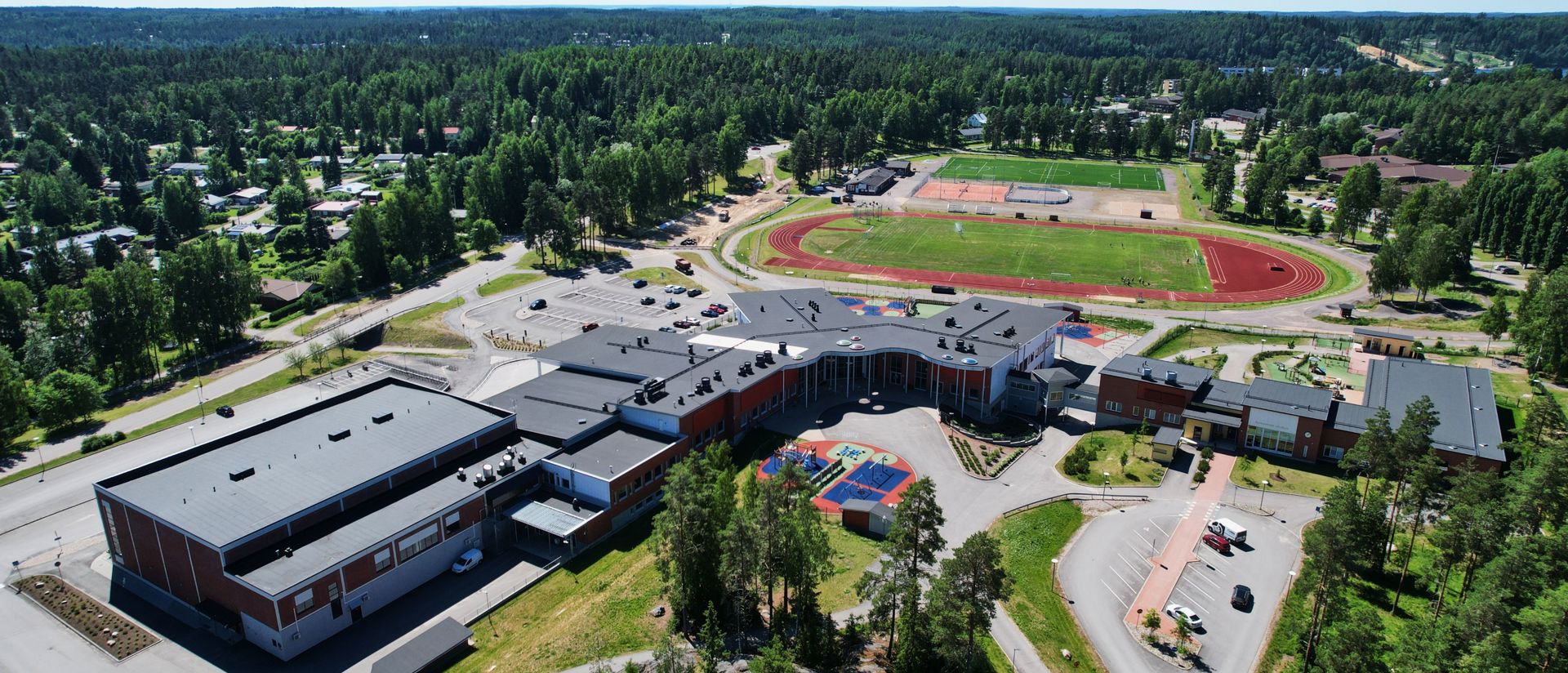 Ilmakuva Ruokolahden koulusta, päiväkodista ja urheilukentästä