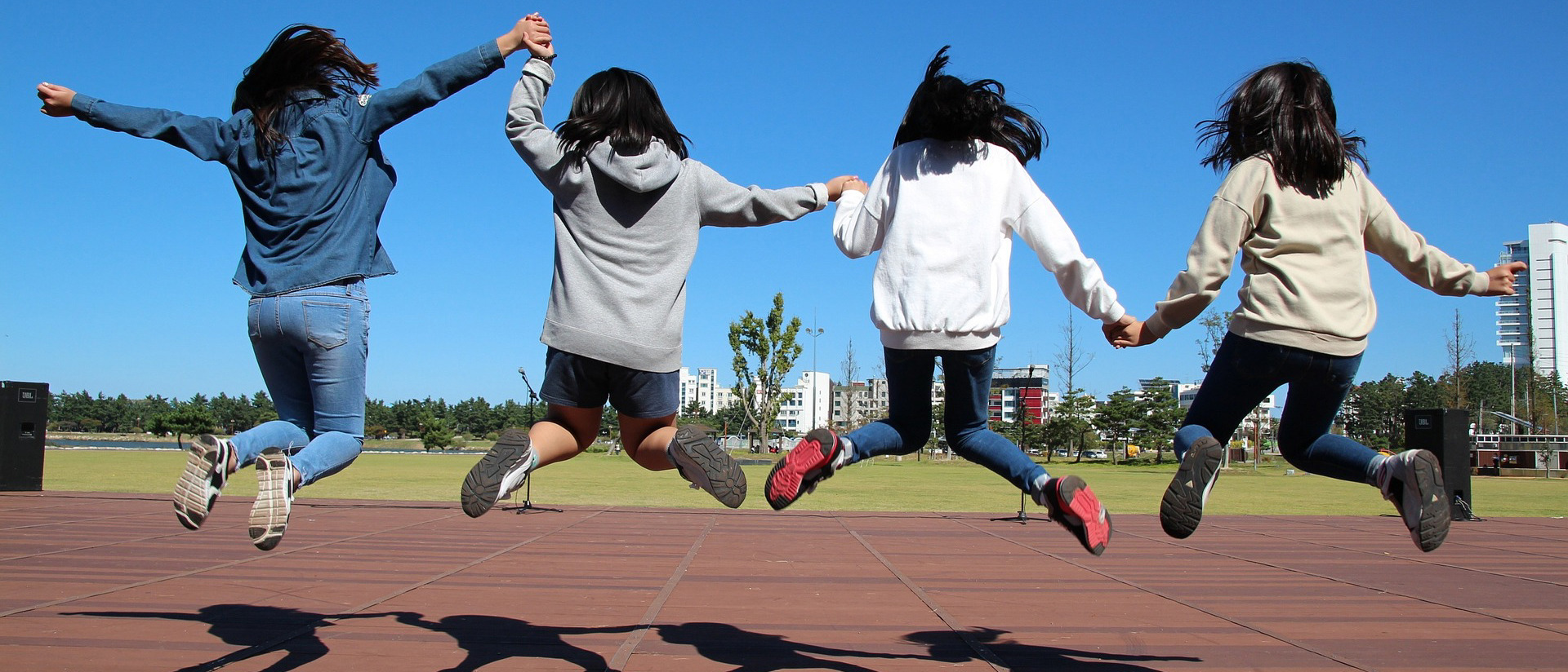 Nuoret hyppäävät ilmaan