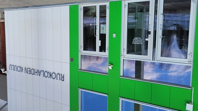 Koulun vihreä pääty, nuorisotyön toimiston sisäänkäynti