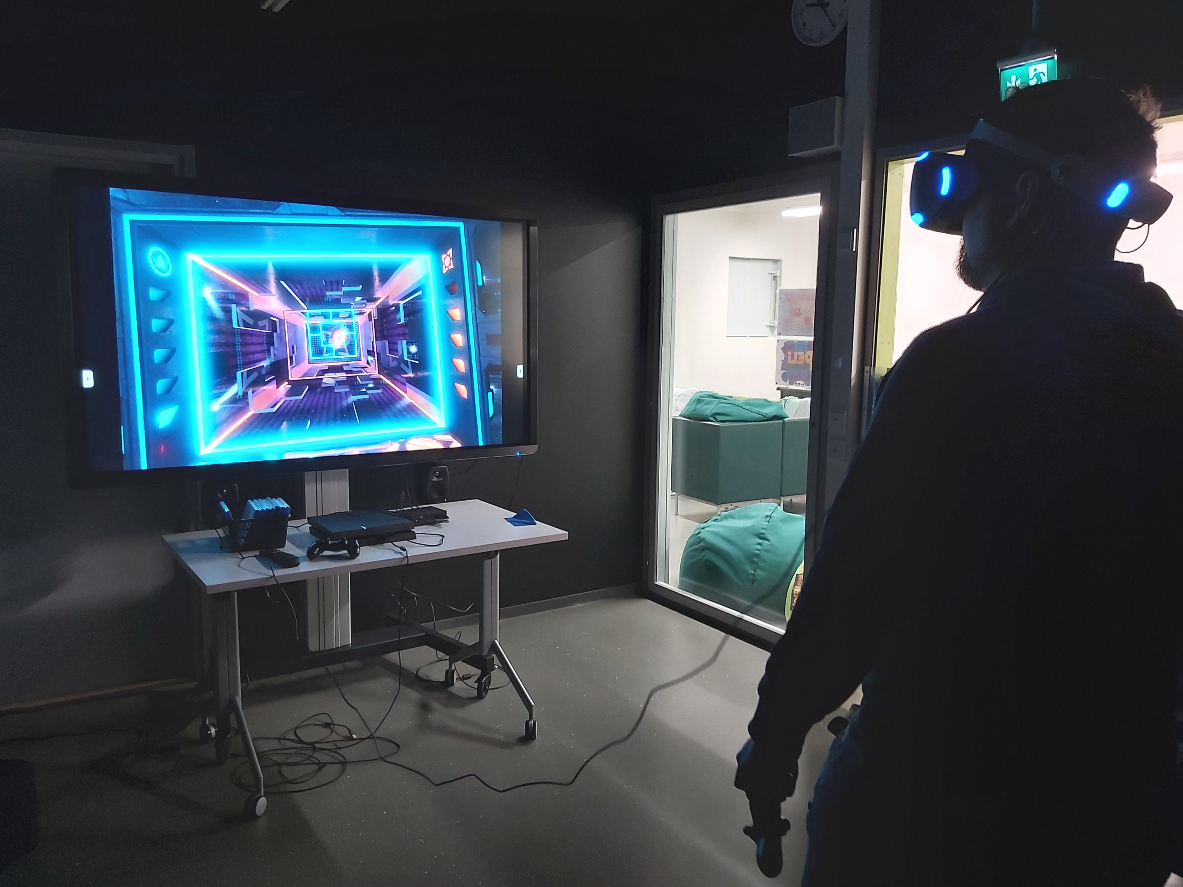 Nuorisotila, pelaaja virtuaalilasit päässä