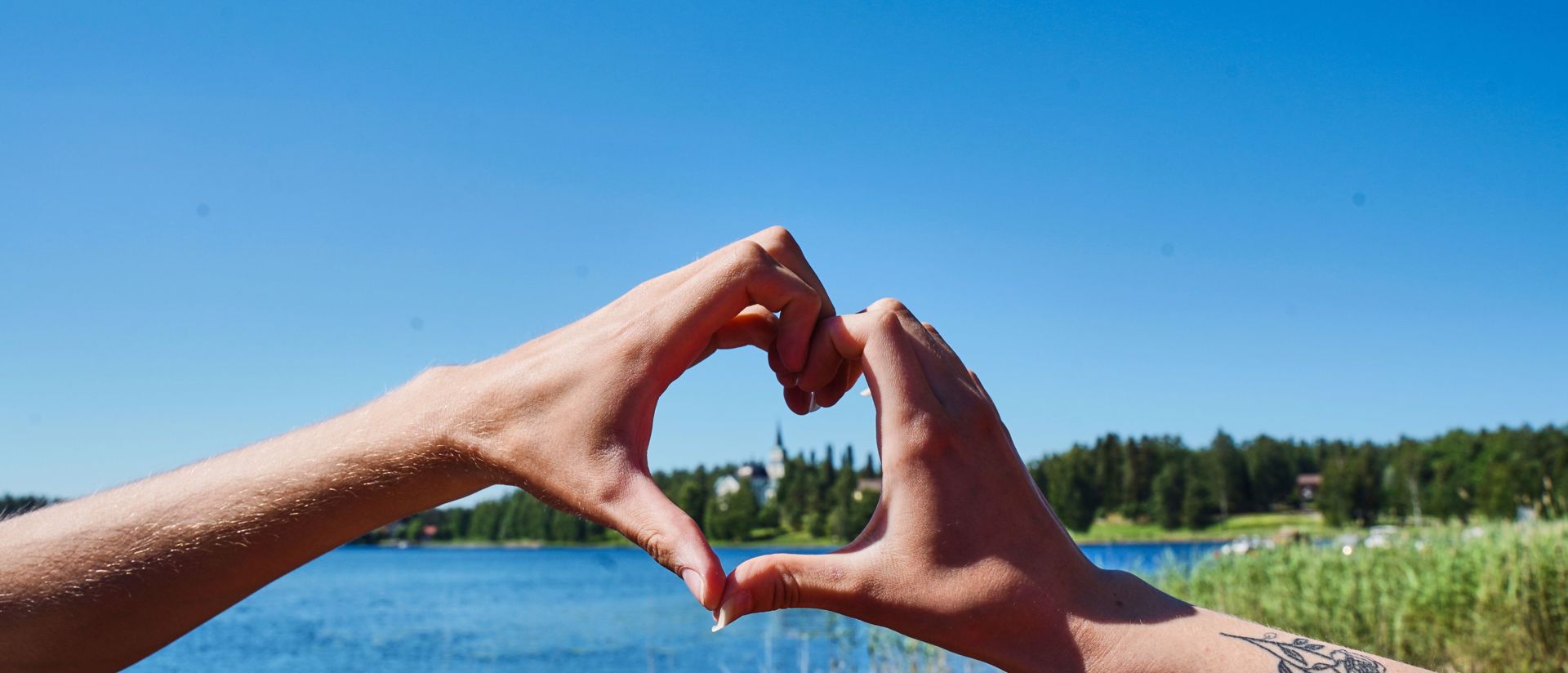 Kädet muodostavat sydämen