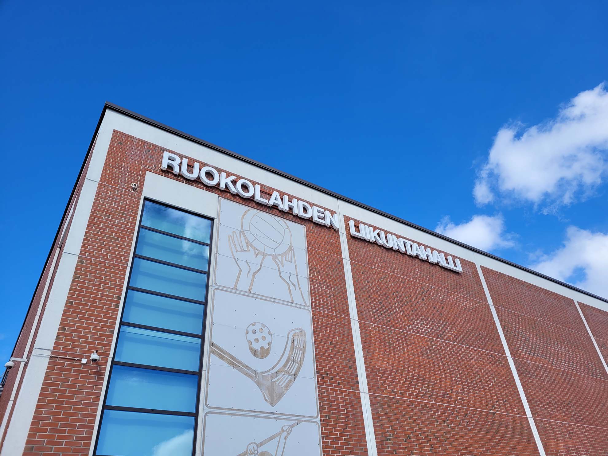 Ruokolahden liikuntahallin julkisivu