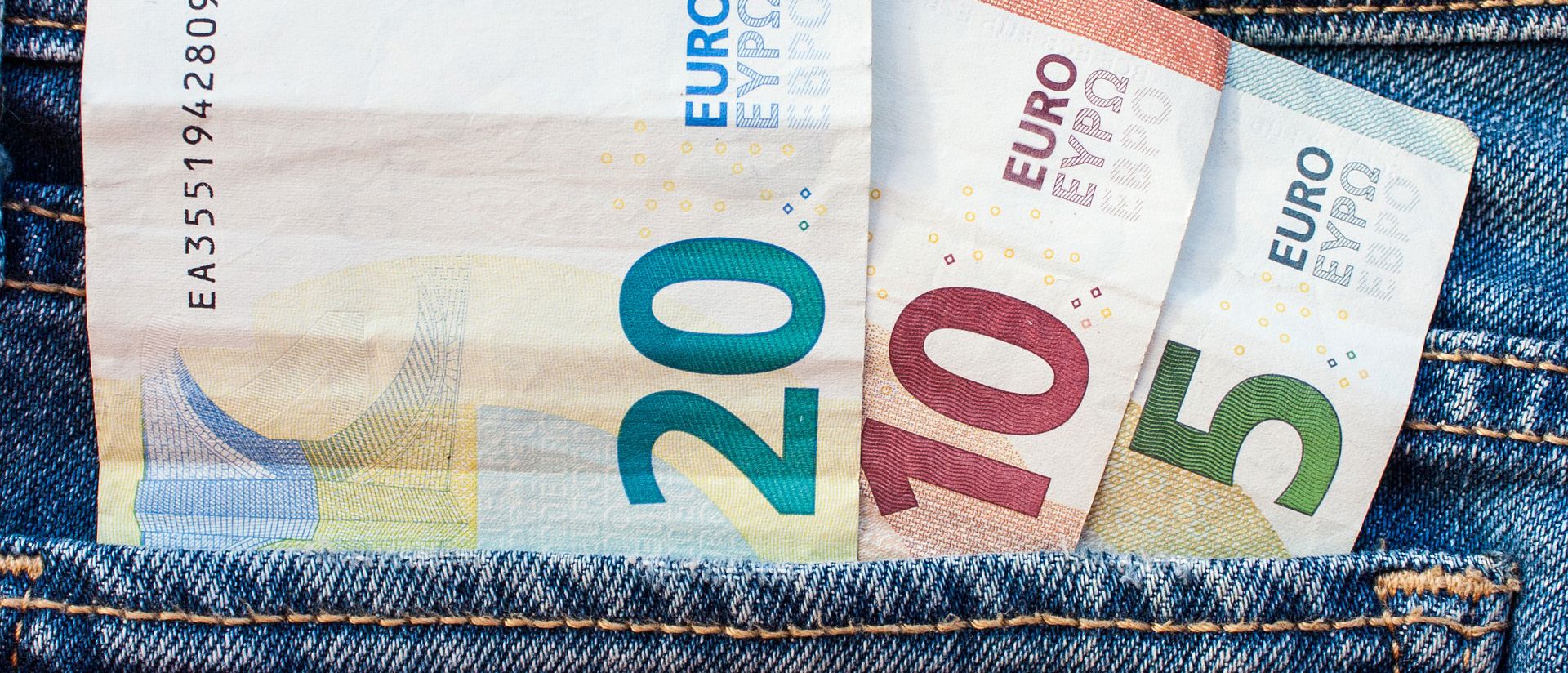 Euroseteleitä farkun taskussa