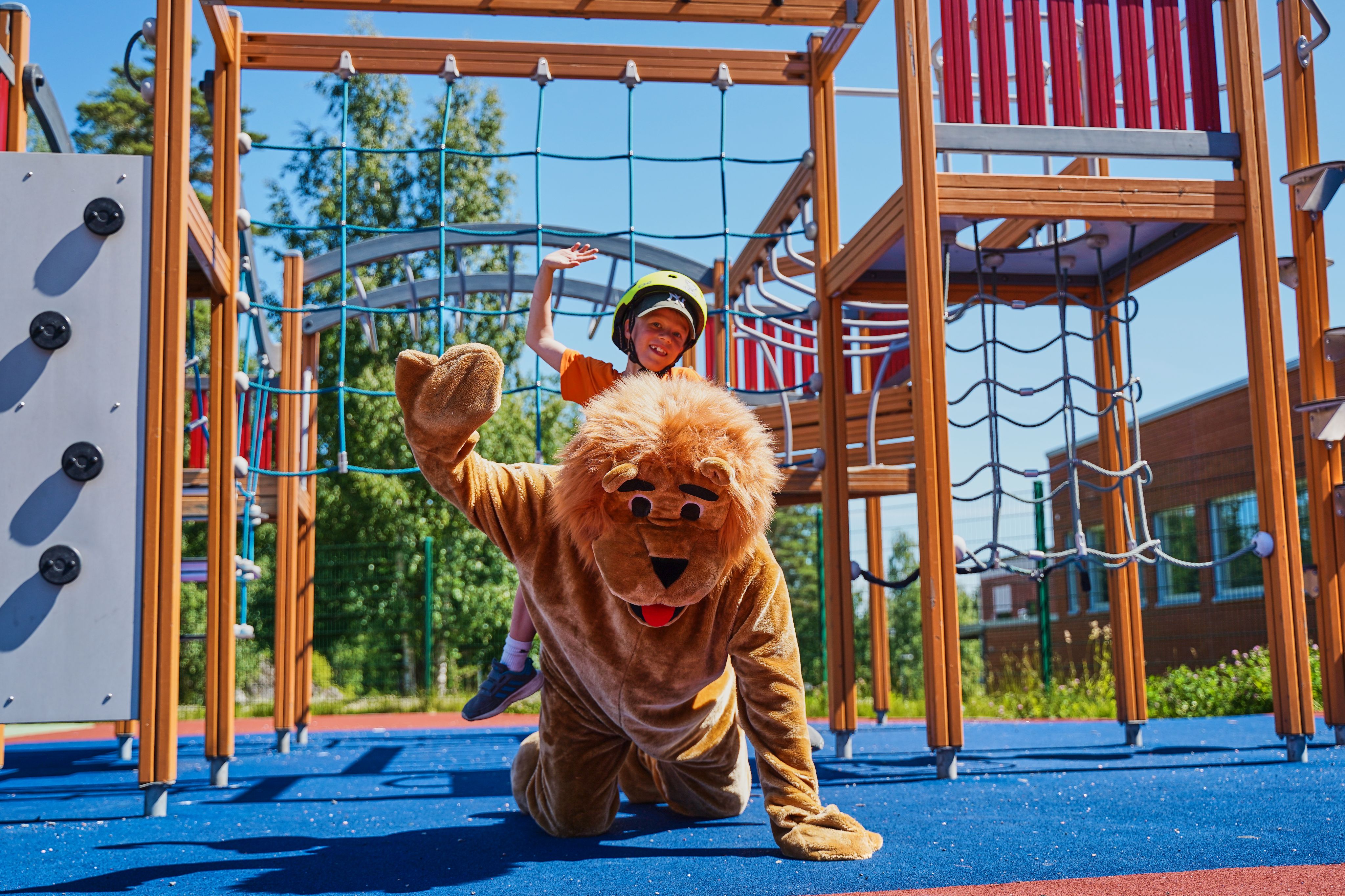 Ruokolahden leijona ja lapsi selässä