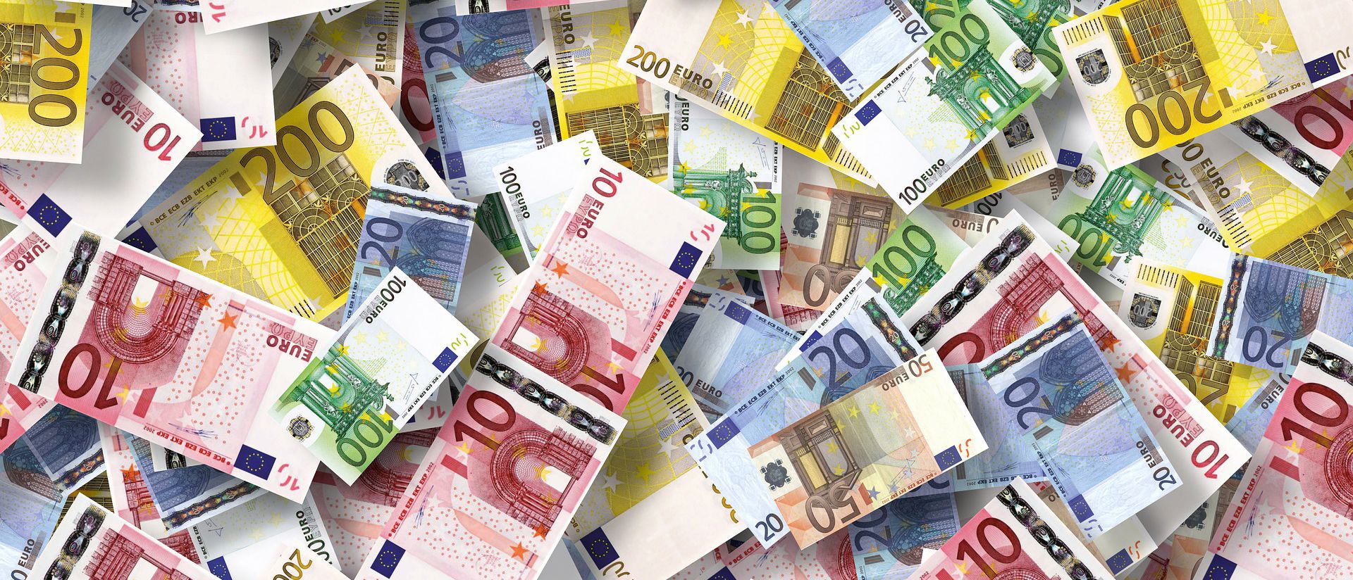 Paljon erikokoisia euroseteleitä