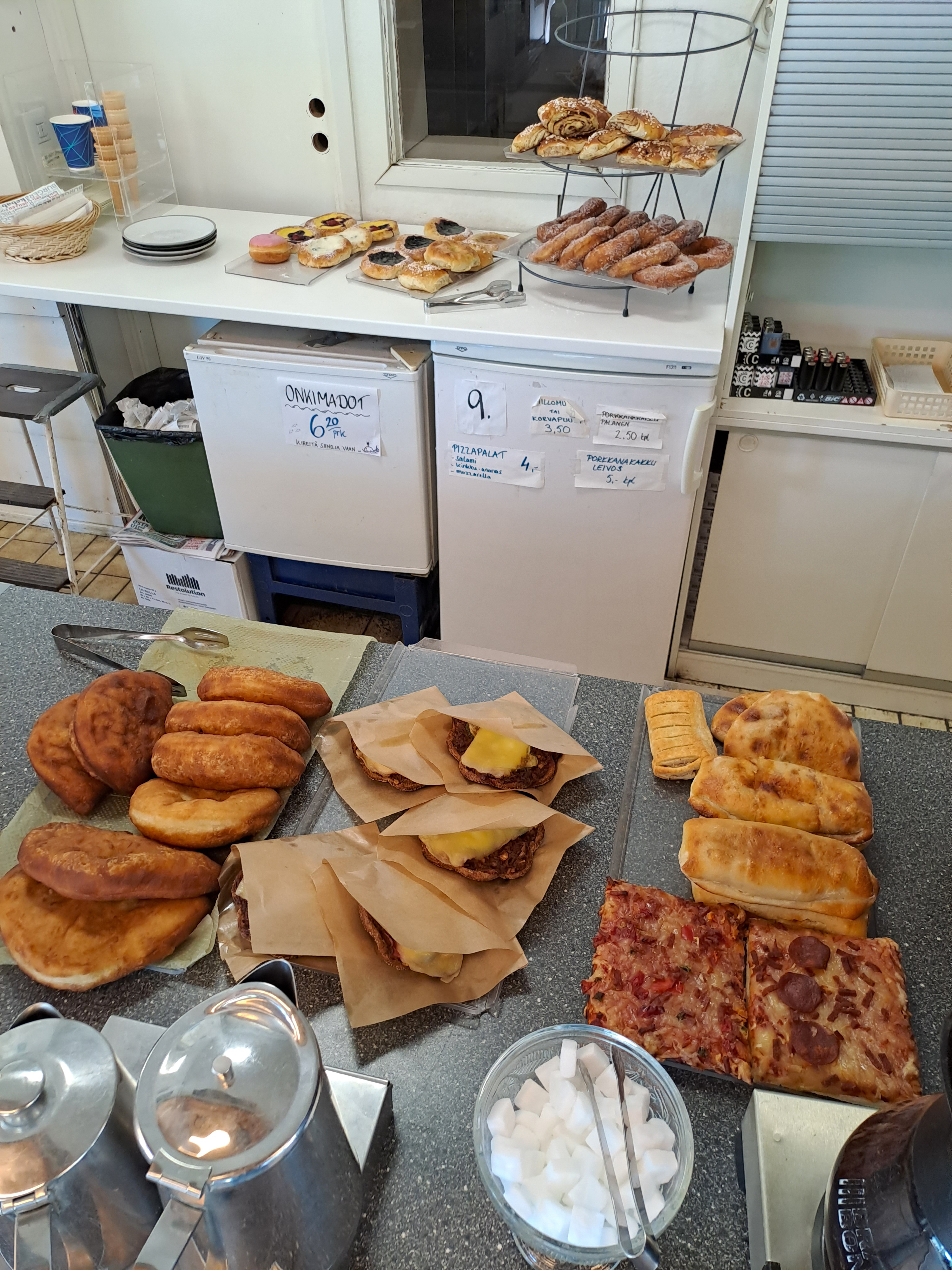 Herkkuja pöydällä